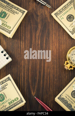 Dollar Geld Banknoten auf hölzernen Hintergrund Stockfoto