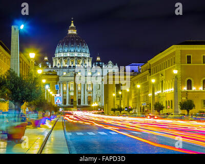 Vatikan gesehen entlang der Via della Conciliazione in der Nacht mit dem Verkehr in Rom, Italien Stockfoto