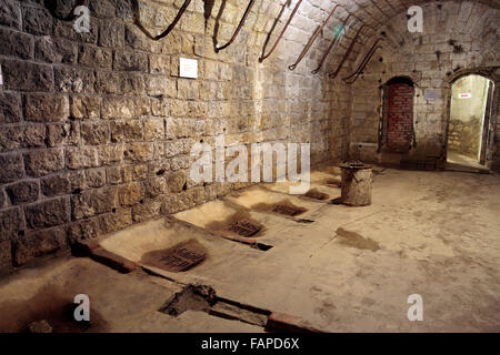 Reste einer Latrine/WC-Kabine innen Fort de Douaumont, Verdun, Lothringen, Frankreich. Stockfoto