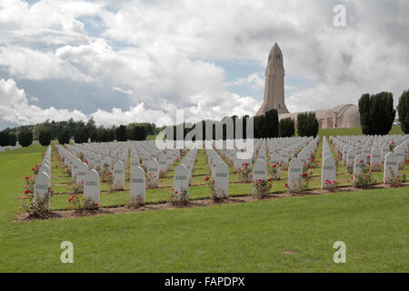 Muslimische Grabsteine auf dem französischen National Friedhof vor das Beinhaus von Douaumont, in der Nähe von Fort Douaumont, in der Nähe von Verdun, Frankreich. Stockfoto