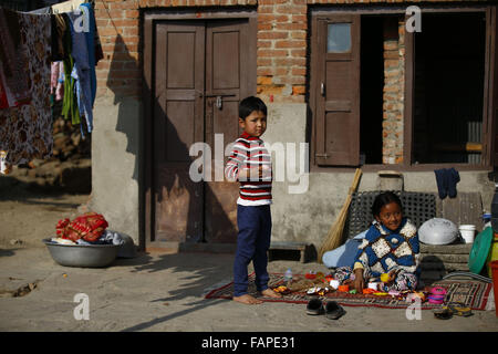 Bhaktapur, Nepal. 3. Januar 2016. Kinder sind vor einem Haus die Wärme während der Wintersaison in Bhelekhal, Bhaktapur, Nepal am Sonntag, 3. Januar 16 gesehen. April 2015 Erdbeben in Nepal mehr als 9.000 Menschen getötet und verletzt mehr als 23.000 mit einer Magnitude von 7.8Mw oder 8,1 M. Mehr als 3 Millionen Kinder sind gefährdet, vor allem während der Wintersaison. Menschen haben Schwierigkeiten in der Wintersaison für die letzten 9 Monate nach dem Erdbeben in behelfsmäßigen Zelten leben. Bildnachweis: Skanda Gautam/ZUMA Draht/Alamy Live-Nachrichten Stockfoto