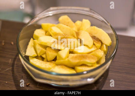 Vorbereitung gebackene Apfelscheiben mit Walnuss und Rosinen im Glas Stockfoto