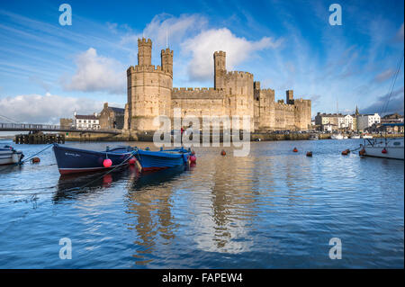 Boote vertäut unter Caernarfon Castle, Caernarfon, Gwynedd, Wales. Stockfoto