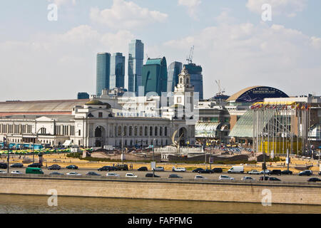 Moskau - 14. August 2010: Kiewer Bahnhof wurde im Jahr 1918 gebaut und Wolkenkratzer des Geschäfts Zentrum Moskau-City. Stockfoto