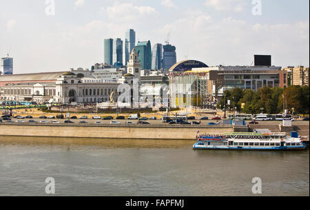 Moskau - 14. August 2010: Kiewer Bahnhof wurde im Jahr 1918 gebaut und Wolkenkratzer des Geschäfts Zentrum Moskau-City. Stockfoto