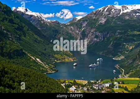 Drei Kreuzfahrtschiffe im UNESCO World Natural Heritage Site Geirangerfjord, Geiranger, Geirangerfjord, Møre Og Romsdal, Norwegen Stockfoto