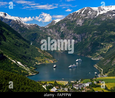 Drei Kreuzfahrtschiffe im UNESCO World Natural Heritage Site Geirangerfjord, Geiranger, Geirangerfjord, Møre Og Romsdal, Norwegen Stockfoto