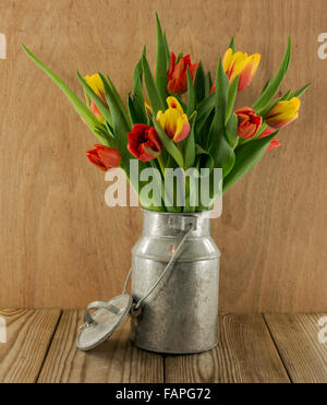 rote und gelbe Tulpen Blumen auf hölzernen Hintergrund Stockfoto