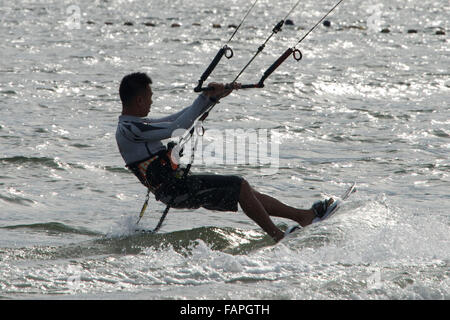 Nahaufnahme des männlichen Kitesurfer beugte sich über Stockfoto