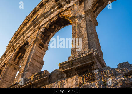 Architektur-Details der römischen Amphitheater Arena in sonnigen Sommerabend mit klaren blauen Himmel als Hintergrund. Berühmten Reise De Stockfoto