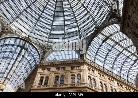 Details des Interieurs der Galleria Umberto I, öffentliche Einkaufs- und Kunstgalerie in Neapel, Italien Stockfoto