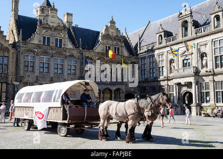 Touristen-Pferd und Wagen im Marktplatz mit Old Courthouse. Grote Markt, Veurne, West-Flandern, Belgien Stockfoto