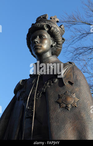 Bronze-Statue von Königin Elizabeth II enthüllt während der Magna Carta 800. Jubiläum bei Runnymede vom Bildhauer James Butler Stockfoto