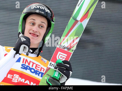 Innsbruck, Österreich. 3. Januar 2016. Peter Prevc Sloweniens reagiert während der dritten Stufe der Skispringen Vierschanzentournee in Innsbruck, Österreich, 3. Januar 2016. Foto: Daniel Karmann/Dpa/Alamy Live News Stockfoto