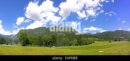 Panoramablick auf Berge und Täler in der Nähe von Bohinj See (Slowenisch: Bohinjsko Jezero) im Nationalpark Triglav, Slowenien Stockfoto