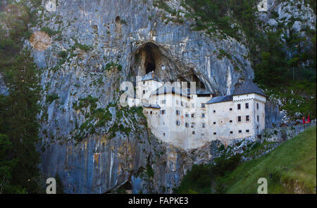 Burg Predjama (Predjamski Grad) - Renaissance-Schloss, gebaut in den Mund der Höhle von Postojna in Slowenien Stockfoto