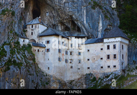 Burg Predjama (Predjamski Grad) - Renaissance-Schloss, gebaut in den Mund der Höhle von Postojna in Slowenien Stockfoto