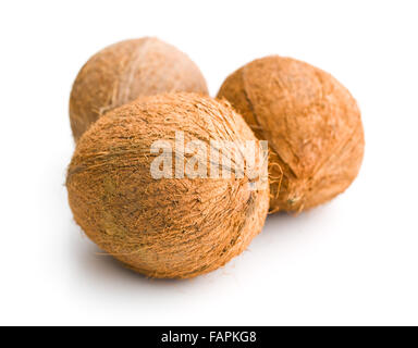 drei ganze Kokosnüsse auf weißem Hintergrund Stockfoto