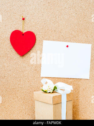 Valentinstag rote Herzen merken mit Geschenk-Box und White leere Karte auf hölzernen Pinnwand vertikale Stockfoto