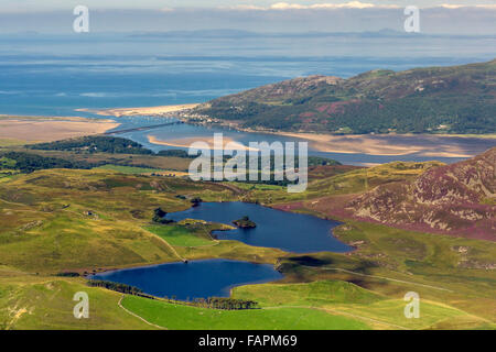Auf der Suche nach unten über die Mawddach Mündung von 650m hohen Bergrücken von Craig Las bei Barmouth Stadt und Eisenbahnbrücke plus Cardigan Bay. Stockfoto