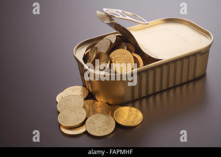 Münze in der Sardine können Stockfoto