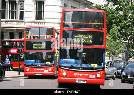 Zwei Stagecoach London roten Doppeldecker-Busse zusammen auf Route 8 Stockfoto