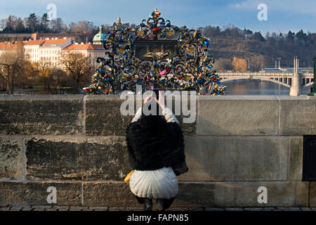 Vorhängeschlösser an der Karlsbrücke. Karlsbrücke wird nie aufhören zu faszinieren, Maler, Fotografen und Dichter, die ihm zu schmeicheln Stockfoto