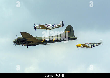 USAF B17 Flying Fortress schwerer Bomber mit P51 Mustang Escort "Wilder Frankie" und "Big Beautiful Doll" Stockfoto