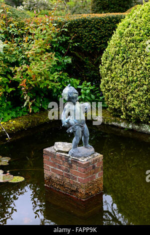 Kilmokea Garten Garten Wasser Teich Feature Imp Gänse Enten Geflügel Box Kugel Kugeln topiary Garten formalen Garten RM Floral Stockfoto