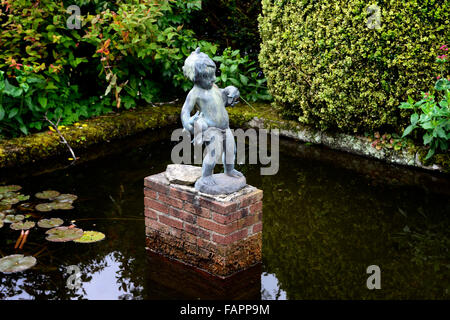 Kilmokea Garten Garten Wasser Teich Feature Imp Gänse Enten Geflügel Box Kugel Kugeln topiary Garten formalen Garten RM Floral Stockfoto