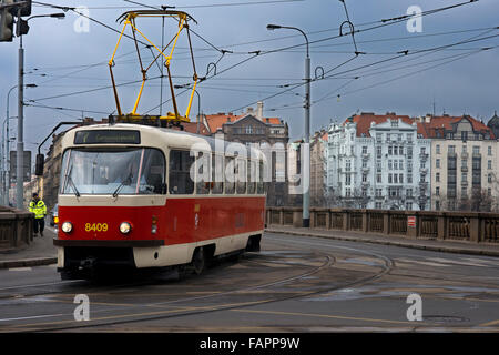 Straßenbahnen in Prag. Das Prager Straßenbahnnetz ist 135 Kilometer und hat 25 tagsüber Linien und 9 in der Nacht. In Kombination mit der met Stockfoto