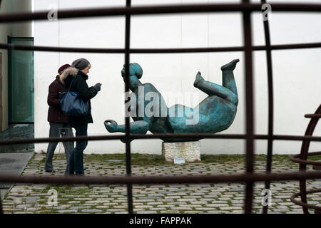 Skulpturen an der Moldau. Die Moldau durchschneidet die magische Stadt Prag zwischen klassischen Gebäude Gebäude ein Stockfoto