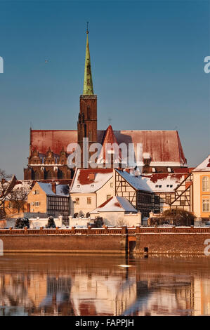 Kreuzkirche über Odra River im Winter Sonnenuntergang am Ostrów Tumski in Breslau, Niederschlesien, Polen Stockfoto