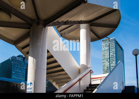 Pappel Bahnhof Treppe Struktur, Canary Wharf, London, England, Vereinigtes Königreich Stockfoto