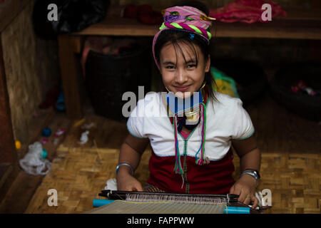 Kayan Stammes Frau arbeitet in einem Workshop am Inle See in Myanmar (Burma). Die Frau trägt Messingringe am Hals. Stockfoto