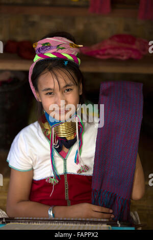 Eine Frau vom Stamm Kayan weben in einem Workshop am Inle See in Myanmar (Burma). Die Frau trägt Messing Spulen am Hals. Stockfoto