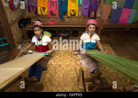 Frauen vom Stamm Kayan weben in einem Workshop am Inle See in Myanmar (Burma). Die Frauen tragen Messing Spulen auf den Hals. Stockfoto