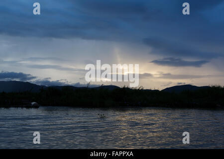 Die Shan Berge steigen über Inle-See in Myanmar (Burma). Am Abend fällt auf den See. Stockfoto