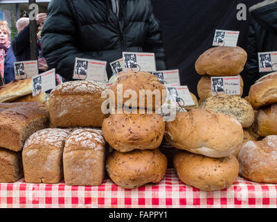 Brote auf einem Marktstand Stockfoto