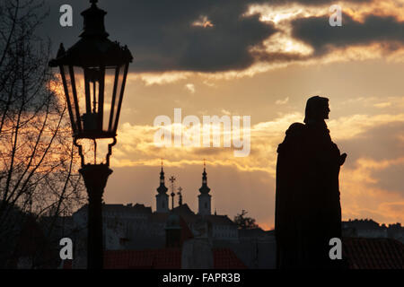 Statuen bei Sonnenuntergang auf der Karlsbrücke. Prag.  Die Karlsbrücke ist Prags berühmteste Monument und kommuniziert die alte Stockfoto