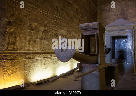 Eine Reproduktion der solar Barke, die Horus statue für Prozession im Tempel von Edfu am Westufer des Nils in der Stadt Edfu, die in der griechisch-römischen Zeit als Apollonopolis Magna bekannt wurde entfernt tragen würden, nach den obersten Gott Horus-Apollo. Der Tempel, zu dem Falkengott Horus geweiht war, wurde in der Ptolemäischen Periode zwischen 237 und 57 v. Chr. gebaut. Ägypten Stockfoto