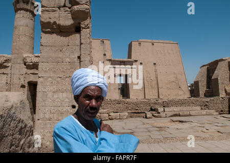 Ein ägyptischer Mann im Tempel von Edfu am Westufer des Nils in der Stadt Edfu, die in der griechisch-römischen Zeit als Apollonopolis Magna bekannt wurde entfernt, nachdem der Oberste Gott Horus-Apollo. Der Tempel, zu dem Falkengott Horus geweiht war, wurde in der Ptolemäischen Periode zwischen 237 und 57 v. Chr. gebaut. Ägypten Stockfoto