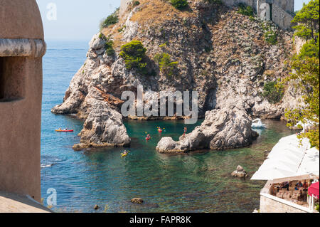 Blick von der alten Stadtmauer auf den Hafen von Dubrovnik, Dubrovnik, Dalmatien, Kroatien, Europa. Mit Kajaks und Kanus im Wasser unter. Stockfoto