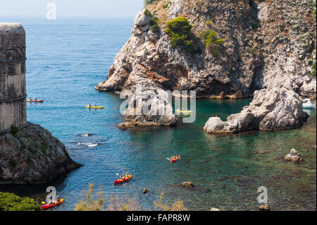 Blick von der alten Stadtmauer auf den Hafen von Dubrovnik, Dubrovnik, Dalmatien, Kroatien, Europa. Mit Kajaks und Kanus im Wasser unter. Stockfoto