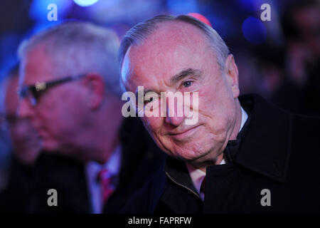 New York City. 31. Dezember 2015. New York City Polizei-Beauftragter William Bratton besucht die Silvester feiern am 31. Dezember 2015 in New York City am Times Square. © Dpa/Alamy Live-Nachrichten Stockfoto