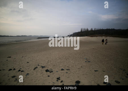 Hamburg, Deutschland. 3. Januar 2016. Kinderwagen kämpfen Sie sich durch den icey Wind auf der gerührten Sand von den Ufern der Elbe in Hamburg, Deutschland, 3. Januar 2016. Foto: Axel Heimken/Dpa/Alamy Live News Stockfoto