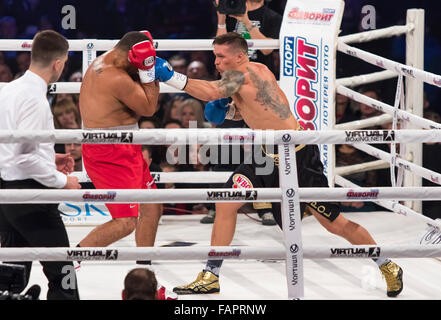 Kiew, UKRAINE - 12. Dezember 2015: Oleksandr Usyk der Ukraine (schwarze Hose) und Pedro Rodriguez von Kuba in den Ring während der Kampf um die WBO-Intercontinental Titel im Cruisergewicht in der Palace of Sports Stockfoto