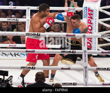 Kiew, UKRAINE - 12. Dezember 2015: Oleksandr Usyk der Ukraine (schwarze Hose) und Pedro Rodriguez von Kuba in den Ring während der Kampf um die WBO-Intercontinental Titel im Cruisergewicht in der Palace of Sports Stockfoto