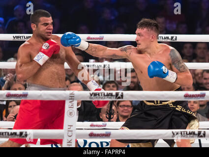 Kiew, UKRAINE - 12. Dezember 2015: Oleksandr Usyk der Ukraine (schwarze Hose) und Pedro Rodriguez von Kuba in den Ring während der Kampf um die WBO-Intercontinental Titel im Cruisergewicht in der Palace of Sports Stockfoto