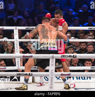 Kiew, UKRAINE - 12. Dezember 2015: Oleksandr Usyk der Ukraine (schwarze Hose) und Pedro Rodriguez von Kuba in den Ring während der Kampf um die WBO-Intercontinental Titel im Cruisergewicht in der Palace of Sports Stockfoto